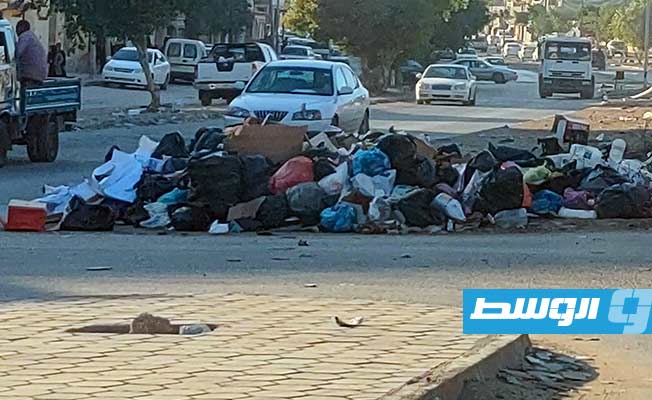تكدس القمامة في شوارع طبرق, (الإنترنت)