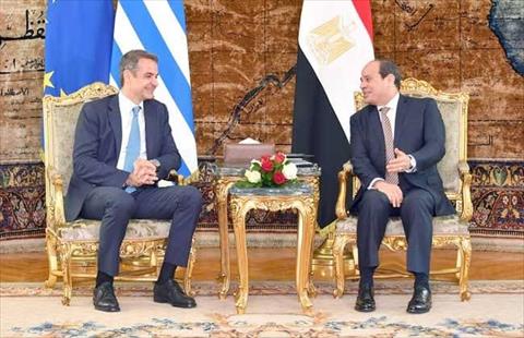 السيسي ورئيس وزراء اليونان: التدخل الأجنبي يزيد الأزمة الليبية تعقيدا