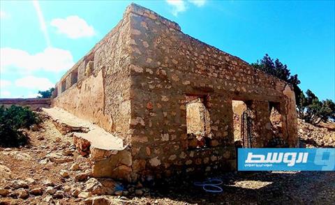 لجنة متخصصة تزور قلعة سنيارة الواقعة بين شحات وسوسة (فيسبوك)