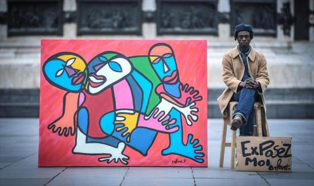 فنان كاميروني يعرض لوحاته في شوارع باريس