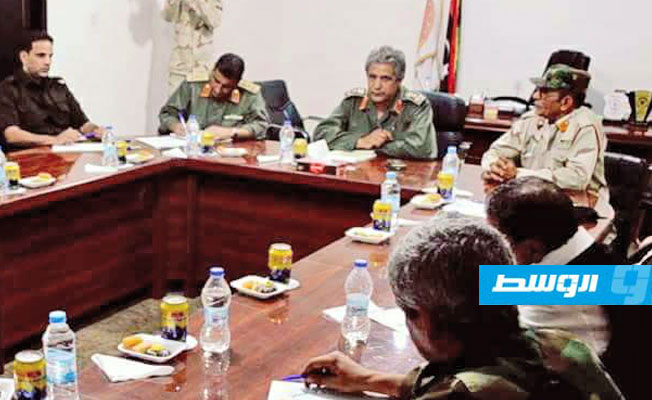 اجتماع آمر منطقة الخليج العسكرية مع عمداء بلديات المنطقة. (الإنترنت)