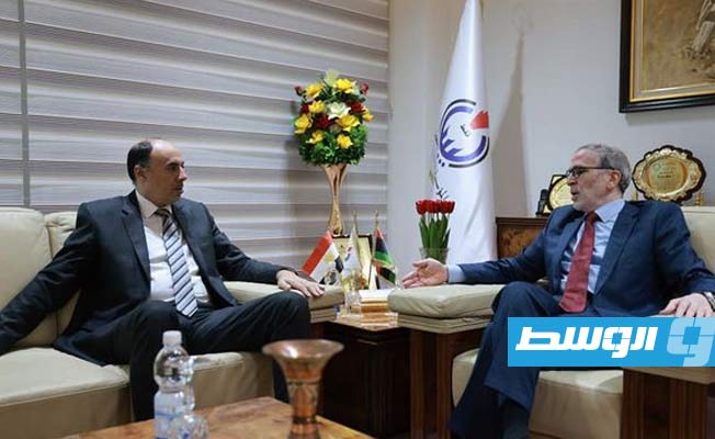 صنع الله يلتقي السفير المصري ويناقش معه تفعيل قرار إنشاء شركة خليج سرت لمشروعات الغاز