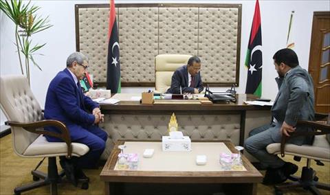 رئيس الحكومة الموقتة يبحث احتياجات الهلال الأحمر الليبي
