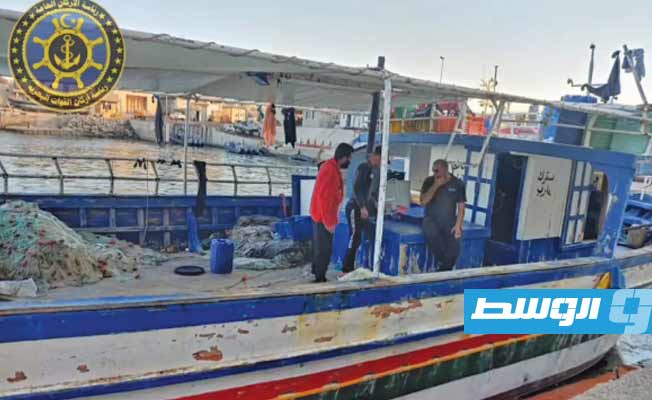 ضبط 11 تونسيا على متن مركبين يقومان بالصيد في المياه الليبية دون إذن السلطات