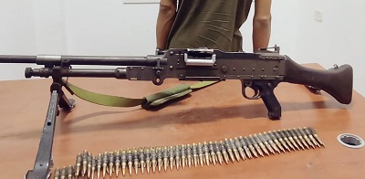 السلاح المضبوط بحوزة المتهم بإطلاق أعيرة نارية عشوائية في صبراتة (صفحة وزارة الداخلية على فيسبوك)