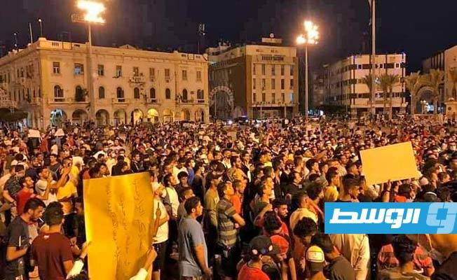 محتجون محتشدون بميدان الشهداء في طرابلس. الثلاثاء، 25 أغسطس 2020. (الإنترنت)