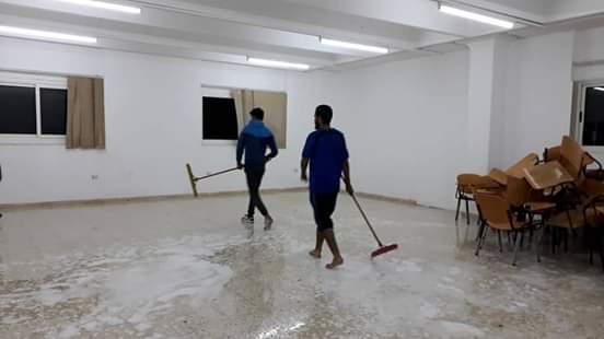 طلبة «إعلام بنغازي» ينظمون حملة لنظافة مبنى كليتهم