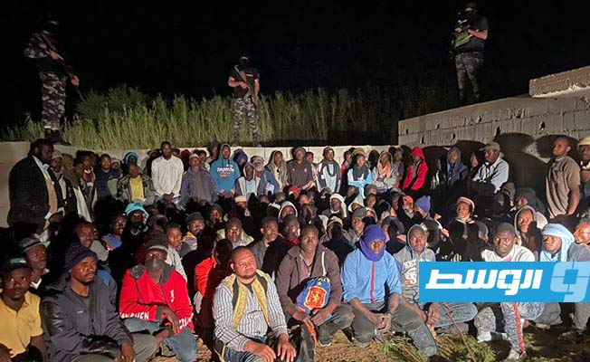 المهاجرون الذين جرى ضبطهم بالطريق الرابط بين أبوقرين والجفرة فجر الإثنين 29 مايو 2023. (وزارة الداخلية)