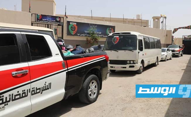جانب من ترحيل نزلاء أفارقة من مؤسسات الإصلاح في طرابلس. (وزارة العدل)