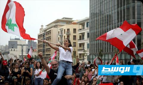 متظاهرو لبنان ينجحون في تشكيل سلسلة بشرية بطول 170 كيلومترا (فيديو)