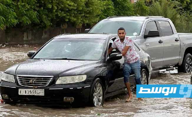 بالصور: أمطار غزيرة تعرقل حركة المرور في شوارع طرابلس