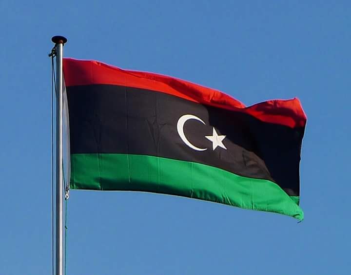 «بلدي طبرق» يطالب المسؤولين بضرورة رفع علم الاستقلال فوق المؤسسات الإدارية