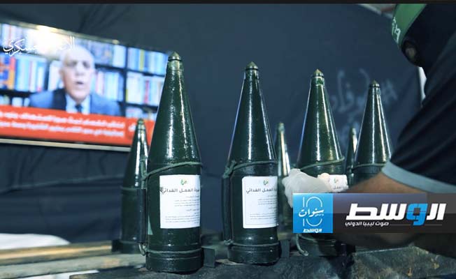 لقطة مثبتة من مقطع مصور لكتائب القسام يقوم خلالها أحد كوادرها في وحدة التصنيع العسكري بإعداد عبوات العمل الفدائي. (الإنترنت)
