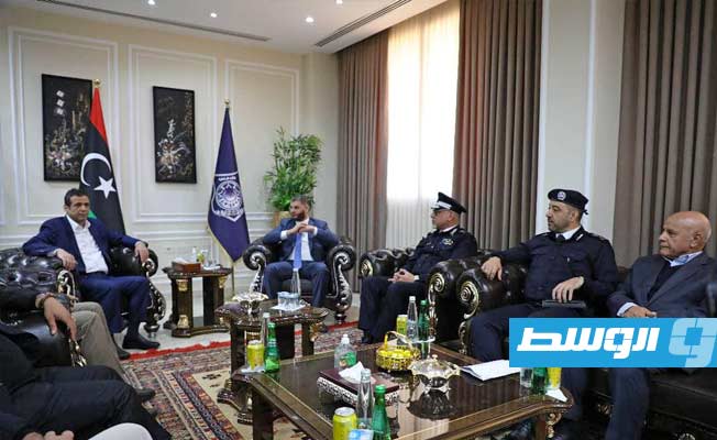 نائب رئيس حكومة الوحدة الوطنية الموقتة رمضان أبوجناح يجتمع مع وزير الداخلية المكلف عماد الطرابلسي. (وزارة الداخلية)