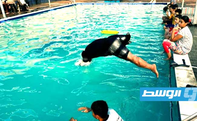مبتور الساق يتحول لـ«ملهم» السباحين الشباب في غزة.. التتر: حولت المحنة إلى منحة (صور)