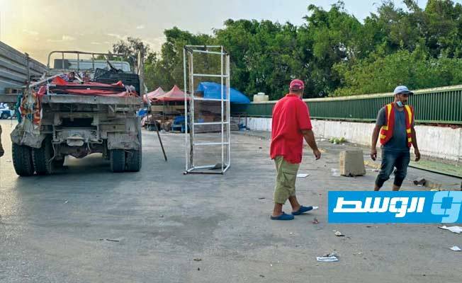 جانب من أعمال إزالة عشوائيات في جزيرة بن تركية في طرابلس. (شركة الخدمات العامة طرابلس).