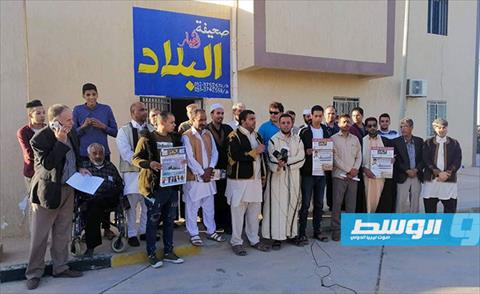 بالصور.. وقفة احتجاجية لنشطاء وإعلاميين بعد الهجوم على مقر جريدة «أخبار البلاد»
