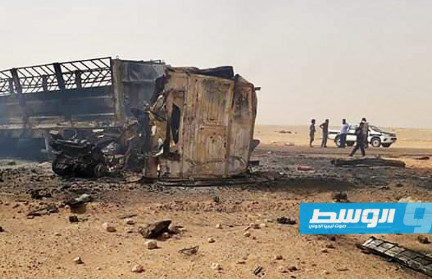 آثار اشتعال شاحنتين على طريق أجدابيا - طبرق الصحراوي, 31 مايو 2019