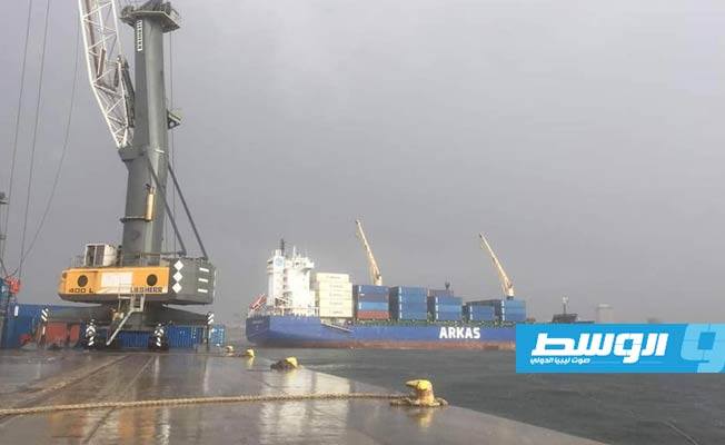 عاصفة قوية تضرب ميناء طرابلس البحري