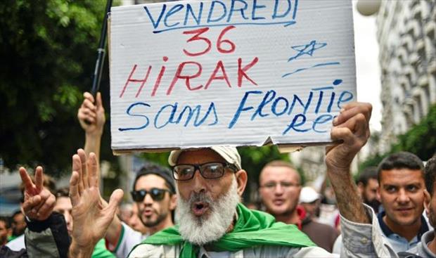 جزائريون يحتفلون بعيد الثورة بالدعوة إلى «استقلال جديد»