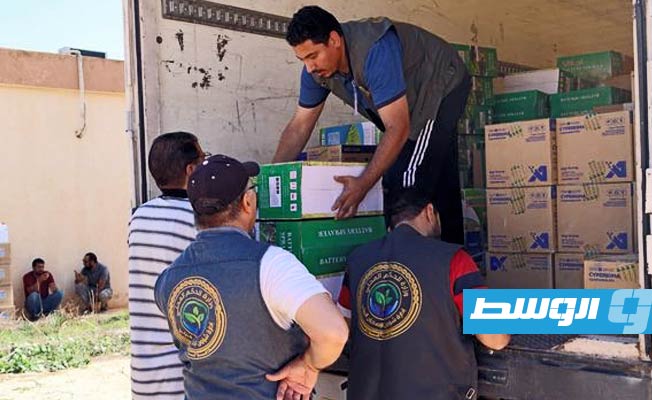 تسليم شحنة معدات ومبيدات رش وتعقيم لمديرية الإصحاح البيئي في البيضاء. (وزارة الحكم المحلي)
