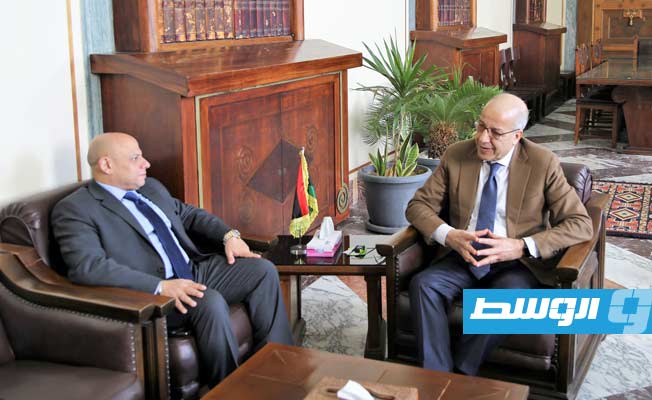 لقاء الكبير والقائم بالأعمال المصري في ليبيا السفير تامر مصطفى، الثلاثاء 8 فبراير 2022. (مصرف ليبيا المركزي)