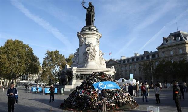 هرم من الأحذية المستعملة في باريس احتجاجًا على استهداف المدنيين بمناطق الحروب في العالم