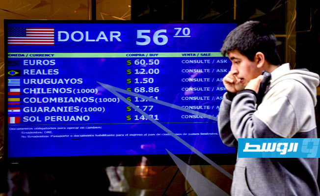 الأرجنتينيون يفقدون الثقة في عملتهم ويحولونها إلى الدولار
