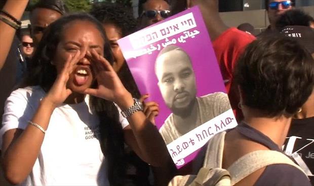 محتجون يهود من طائفة الفلاشة يرفعون صورة شاب إثيوبي قتلته شرطة الاحتلال