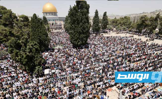 آلاف الفلسطينيين يؤدون الجمعة الأخيرة من رمضان في باحات المسجد الأقصى, 29 إبريل 2022. (وكالة شهاب الفلسطينية)
