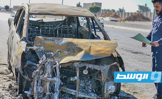 سيارة مهشمة جراء حادث سير بطريق المطار، 1 يناير 2024. (مديرية أمن طرابلس)