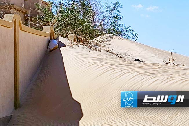 زحف الرمال على منازل منطقة الشام غرب مدينة أجدابيا. (الإنترنت)