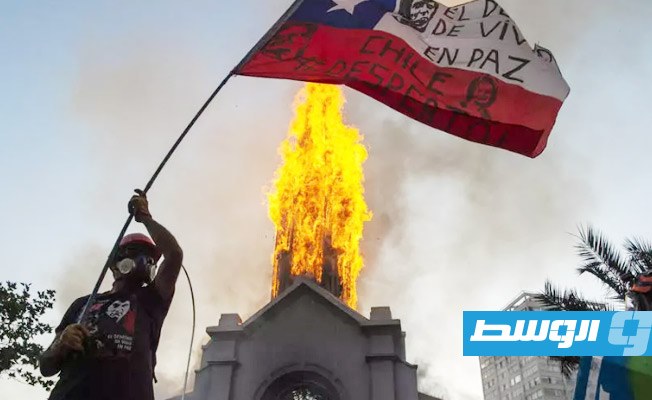 إحراق كنيستين وأعمال نهب وتخريب في تشيلي