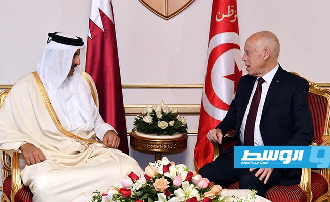 < الرئيس التونسي قيس سعيد خالل لقائه أمير قطر تميم بن حمد. (الإنترنت).