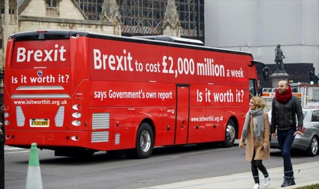 رافضو الـ«بريكست» يروّجون لحملتهم بحافلة حمراء في شوارع بريطانيا