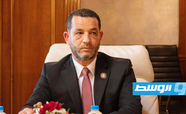 رئيس مصلحة الأحوال المدنية خلال اجتماعه مع الدبيبة بديوان رئاسة الورزاء في طرابلس، الأحد 29 مايو 2022. (حكومتنا)