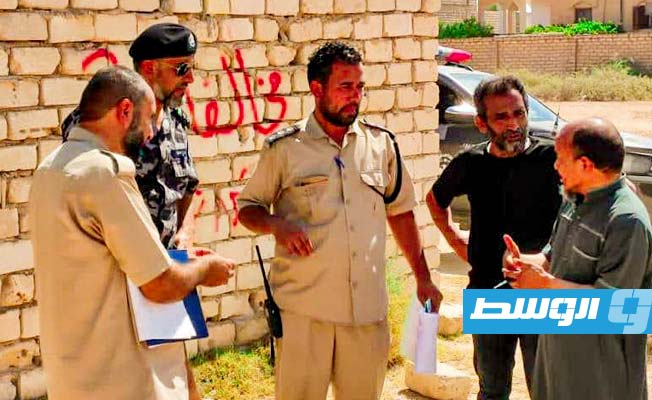 عناصر أمن مشاركون في حملة إزالة تعديات على أرض ملك للدولة في صرمان، 20 يونيو 2022، (الداخلية)