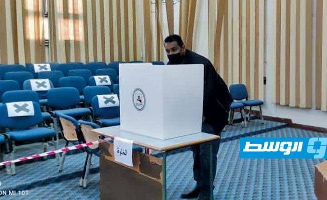 فتح مراكز الاقتراع للانتخابات المحلية في بلدية طرابلس المركز (صور)