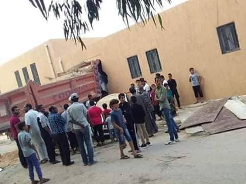 اصطدام شاحنة بمبنى مدرسة في بن جواد