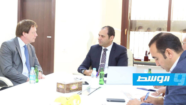 بيكر يقترح على عبدالجليل التعاون مع القطاع الخاص البريطاني لتطوير التعليم الليبي