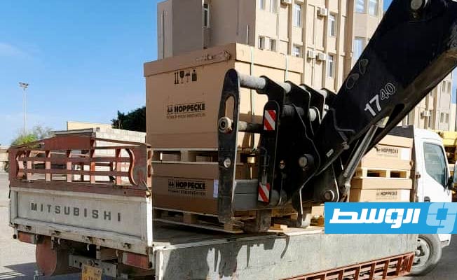 وصول 3 شحنات من المعدات الكهربائية والبطاريات إلى ميناء مصراتة، الثلاثاء 5 ديسمبر 2023. (الشركة العامة للكهرباء)