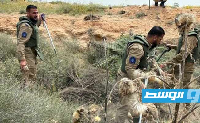 عناصر تفكيك المتفجرات أثناء إزالة المخلفات الحربية من مواقع بالكلية الجوية في مصراتة. (وزارة الداخلية)