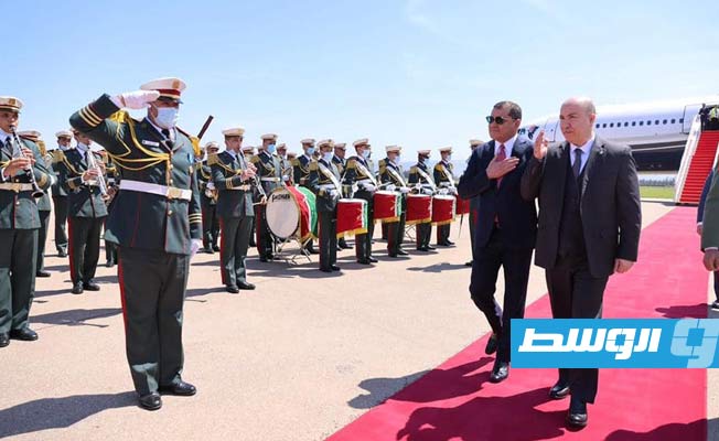 رئيس الوزراء الجزائري يستقبل الدبيبة والوفد المرافق له بمطار هواري بومدين