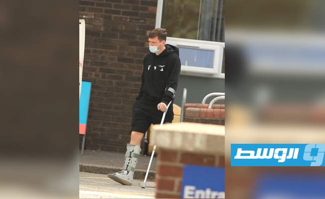 نجم ليفربول روبرتسون يظهر بالعكاز بعد خروجه من المستشفى. (حسابه على تويتر)