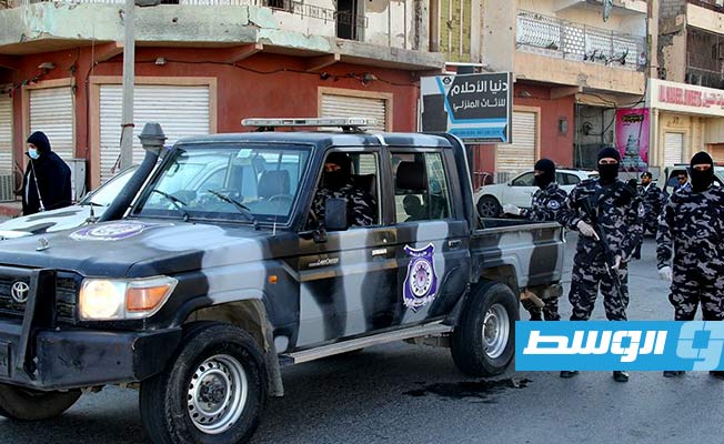 سيارة شرطة تراقب حظر التجول في أحد شوارع مصراتة. (وزارة الداخلية بحكومة الوفاق)