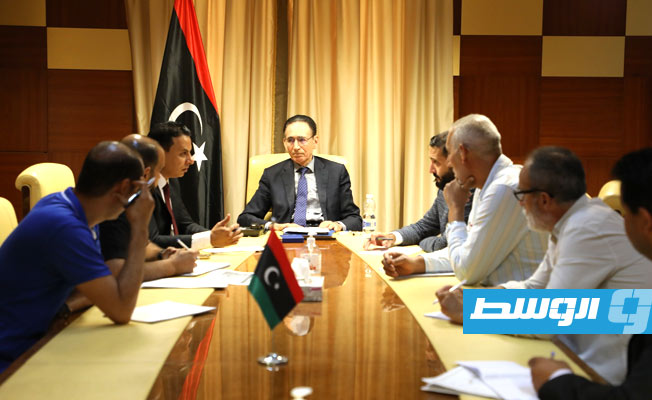 جانب من اجتماع برئاسة وزير الاقتصاد والتجارة بحكومة الوحدة الوطنية الموقتة محمد الحويج (صفحة الوزارة على فيسبوك)