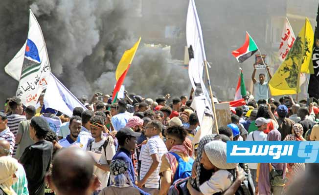 الشرطة السودانية تطلق قنابل مسيلة للدموع على آلاف المتظاهرين في الخرطوم