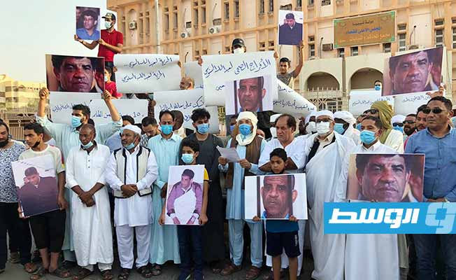 متظاهرون في مدينة سبها يطالبون بإطلاق رئيس الاستخابات في النظام السابق عبدالله السنوسي. (الإنترنت)
