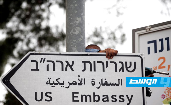 قبل أسبوعين من افتتاحها..لافتات «السفارة الأميركية» تظهر في القدس