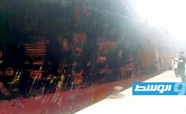 مشهد لتوابع اصطدام ناقلة نفط برصيف شركة البريقة في ميناء مصراتة. (وزارة المواصلات)
